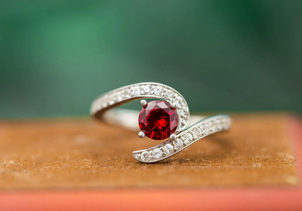 انگشتر زنانه یاقوت قرمز ، سنگ ماه تولد تیر - گالری جواهرات گنجه