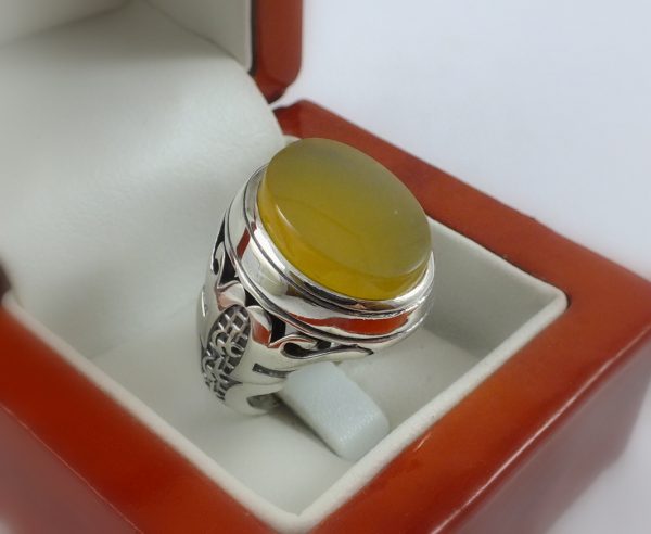 انگشتر مردانه عقیق زرد با رکاب نقره طرح علی