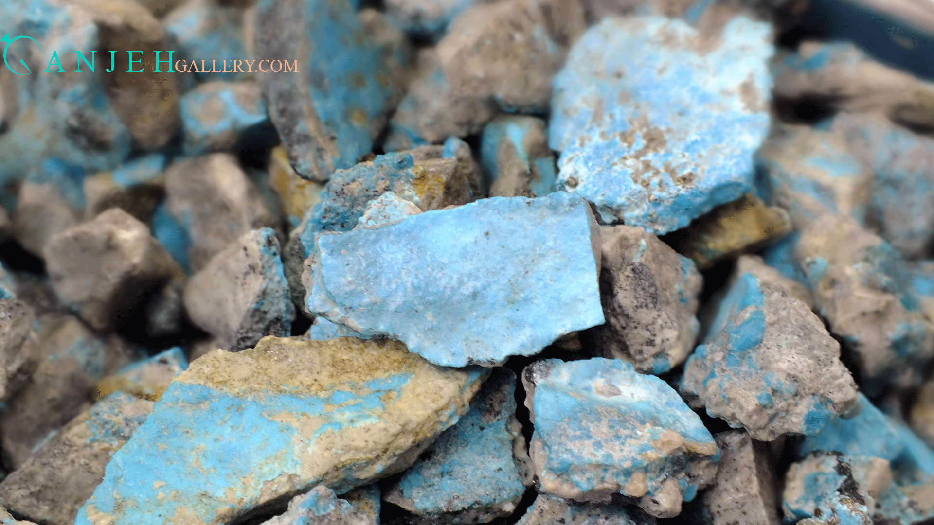 سنگ های تراش نخورده فیروزه کرمان در گالری گنجه