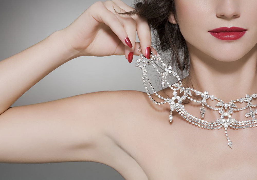 راهنمای سایز گردنبند برای خانم های قد بلند - گالری جواهرات گنجه